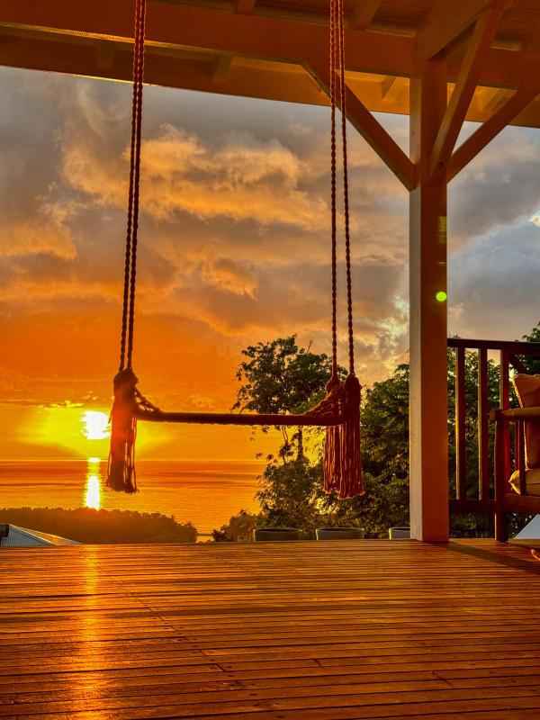 38_Location villa  vue mer Deshaies Guadeloupe_balancoire soleil